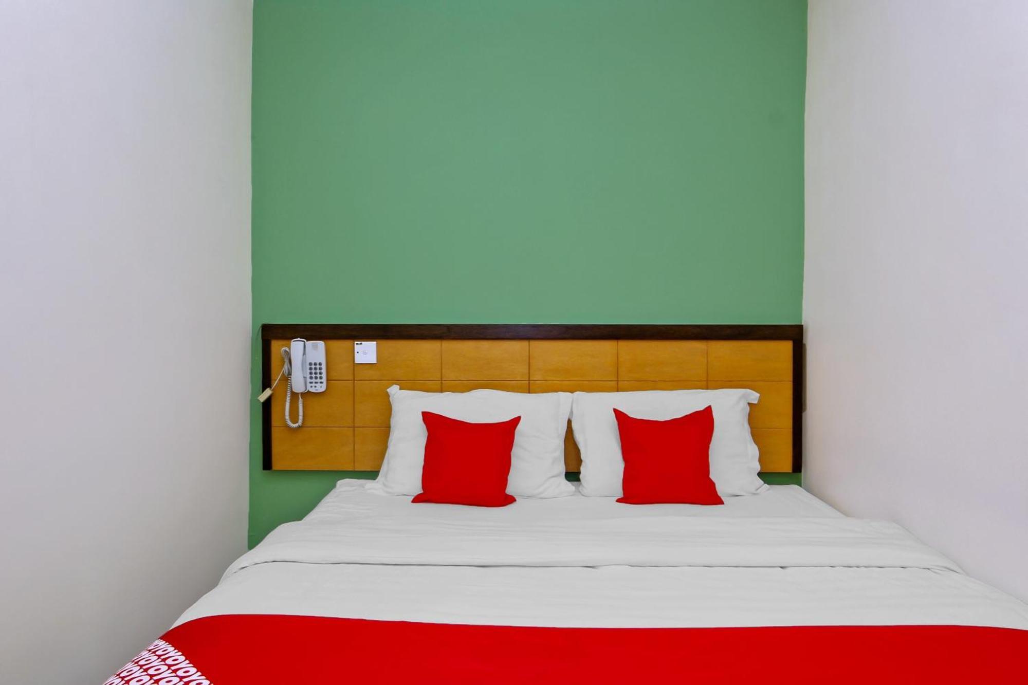 Oyo 44054 Holiday Mansion Inn Сибу Екстериор снимка