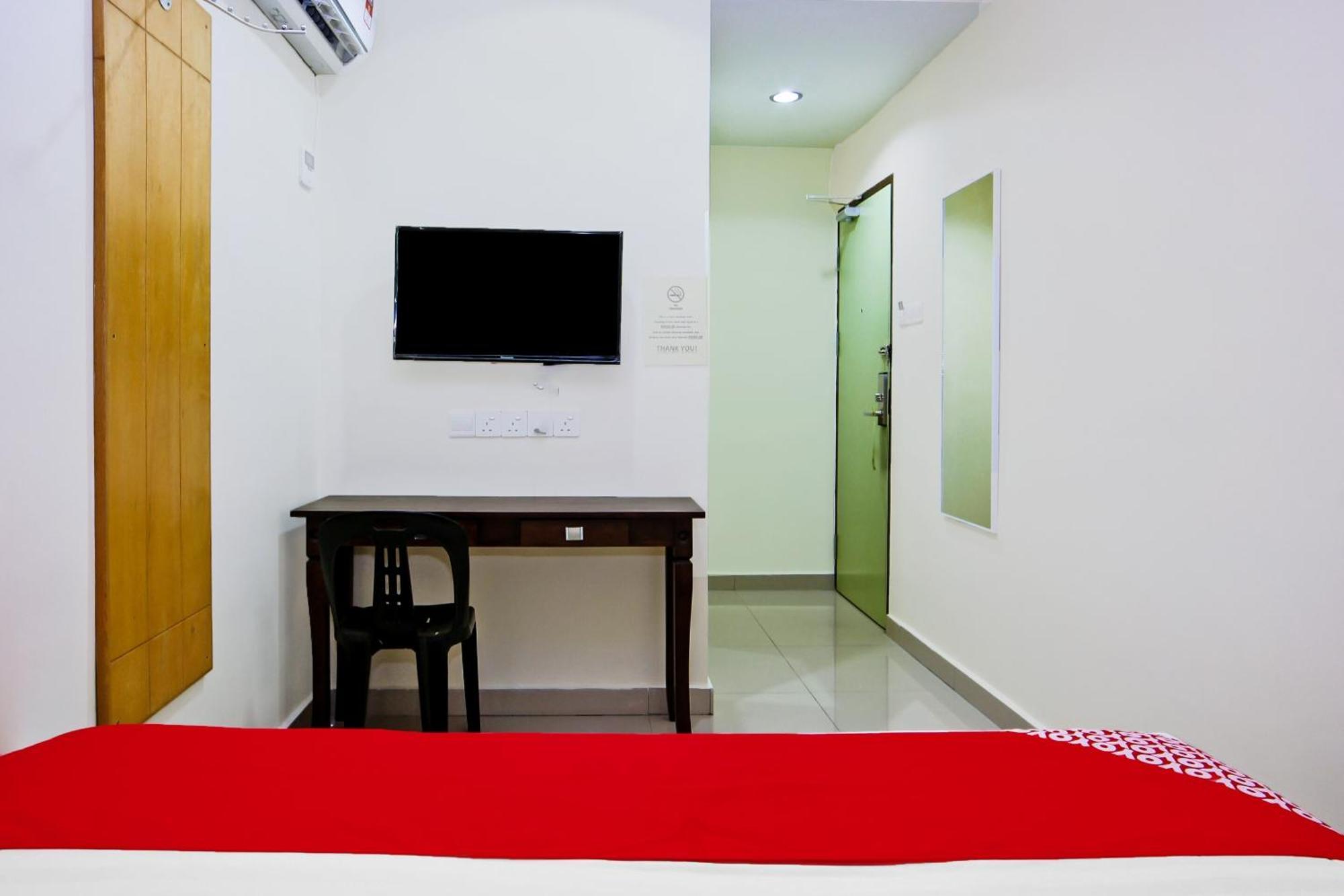 Oyo 44054 Holiday Mansion Inn Сибу Екстериор снимка