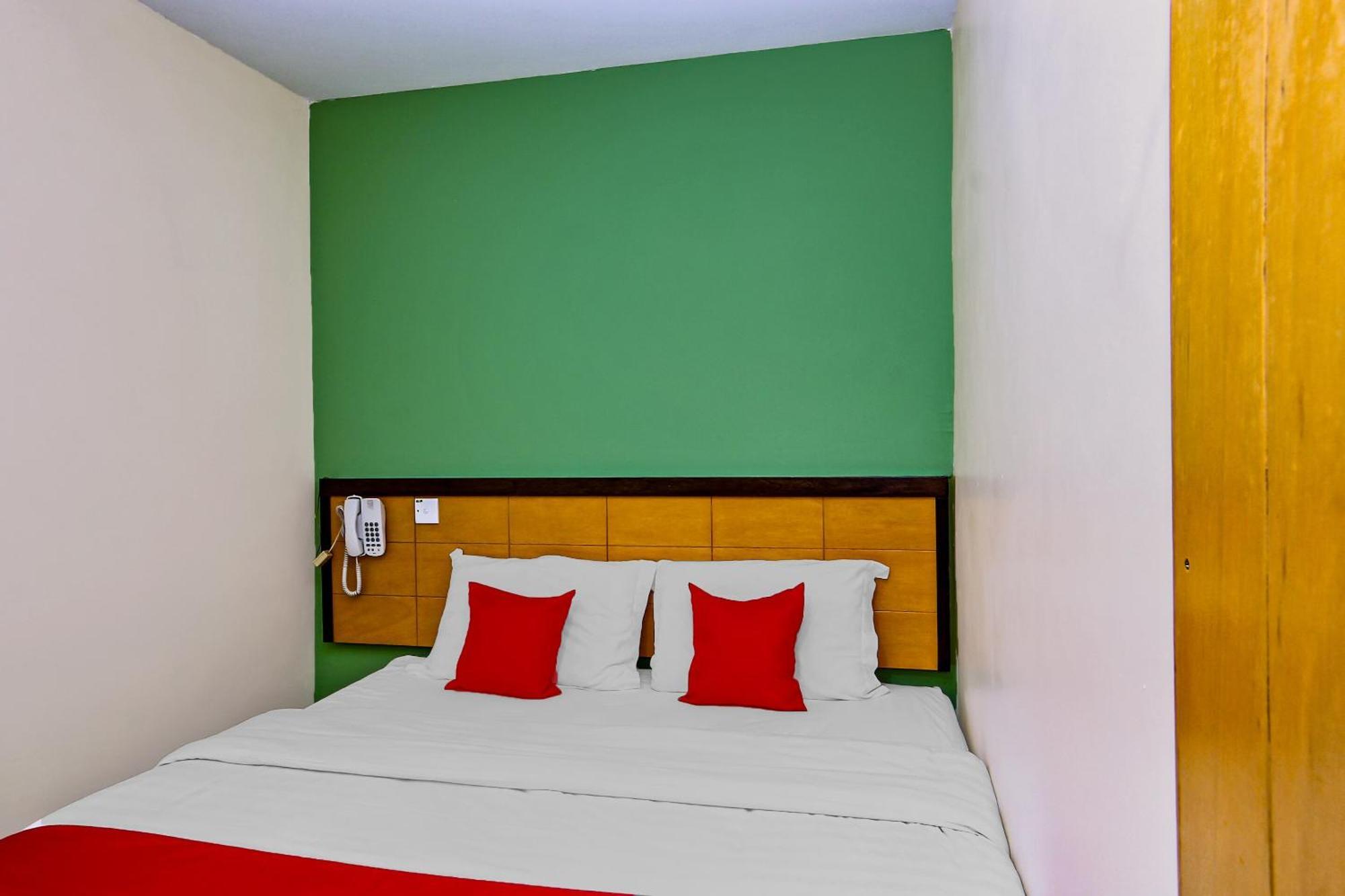 Oyo 44054 Holiday Mansion Inn Сибу Екстериор снимка