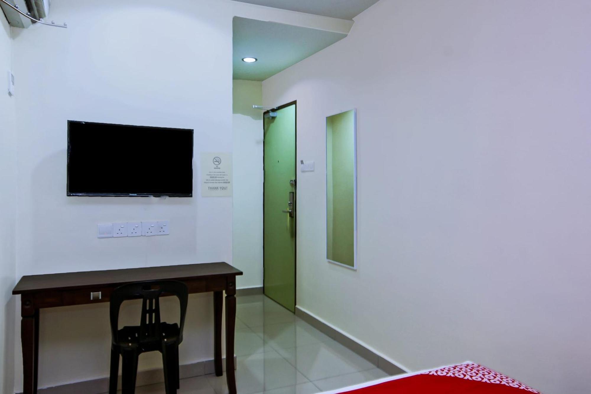 Oyo 44054 Holiday Mansion Inn Сибу Екстериор снимка