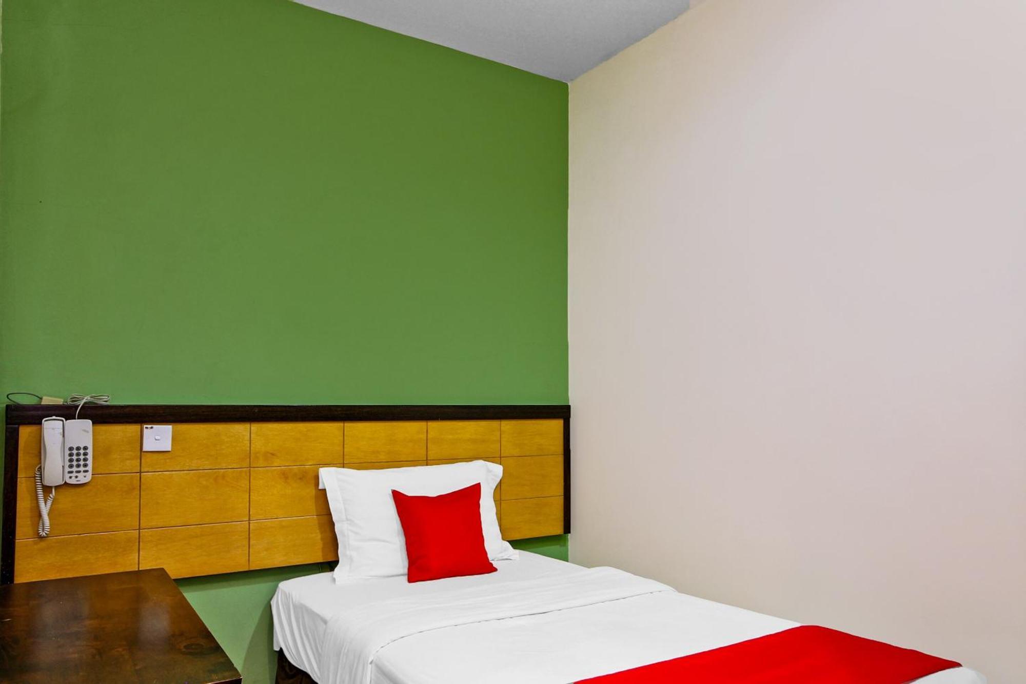 Oyo 44054 Holiday Mansion Inn Сибу Екстериор снимка