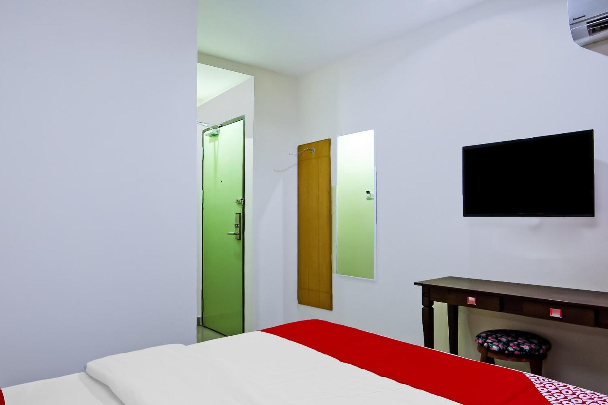 Oyo 44054 Holiday Mansion Inn Сибу Екстериор снимка