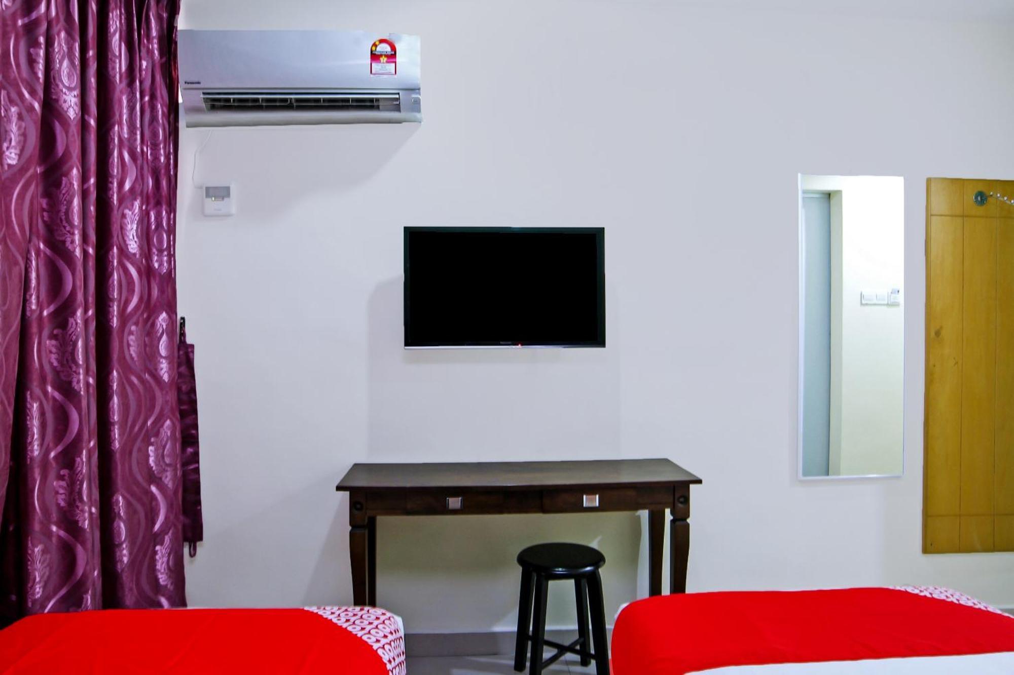 Oyo 44054 Holiday Mansion Inn Сибу Екстериор снимка