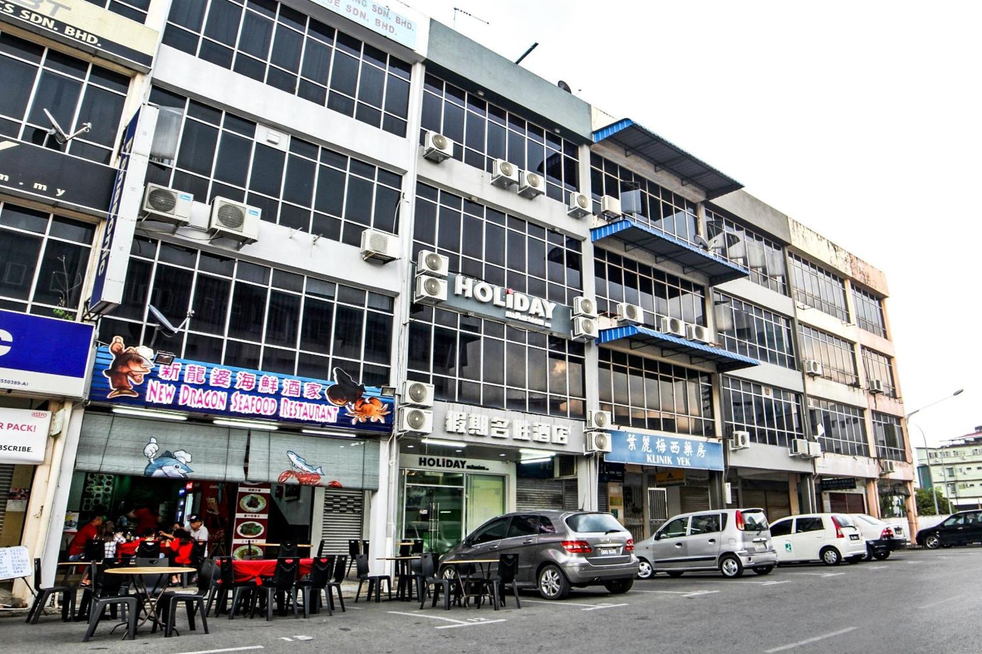 Oyo 44054 Holiday Mansion Inn Сибу Екстериор снимка