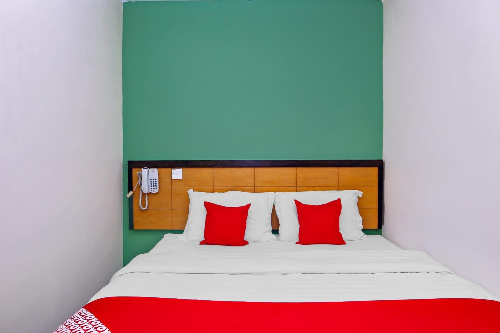 Oyo 44054 Holiday Mansion Inn Сибу Екстериор снимка