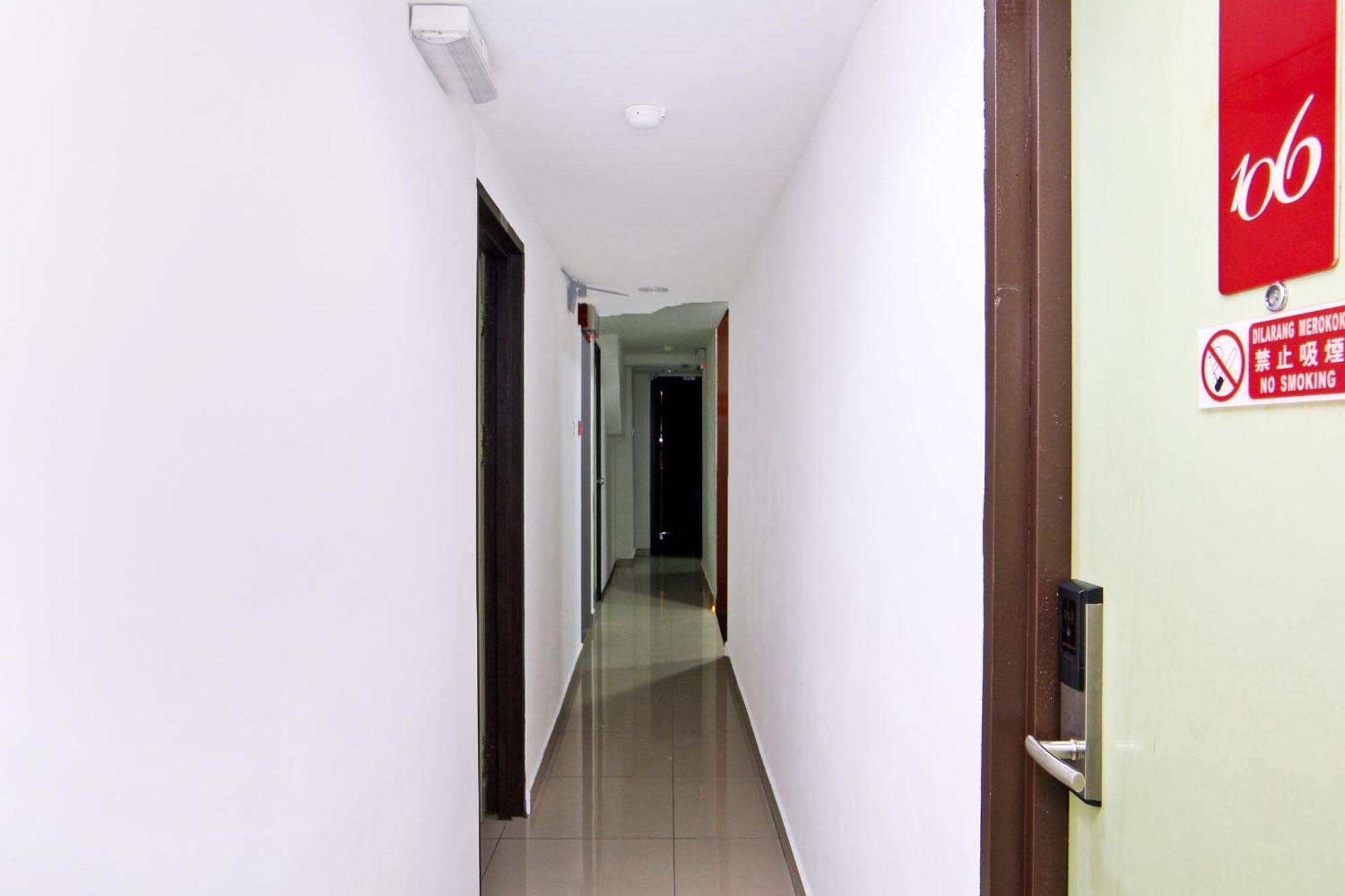 Oyo 44054 Holiday Mansion Inn Сибу Екстериор снимка