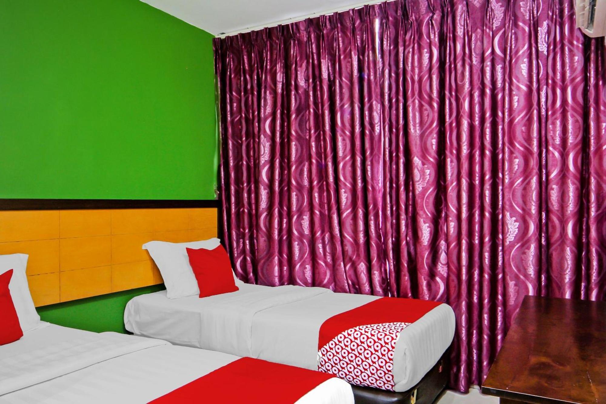 Oyo 44054 Holiday Mansion Inn Сибу Екстериор снимка